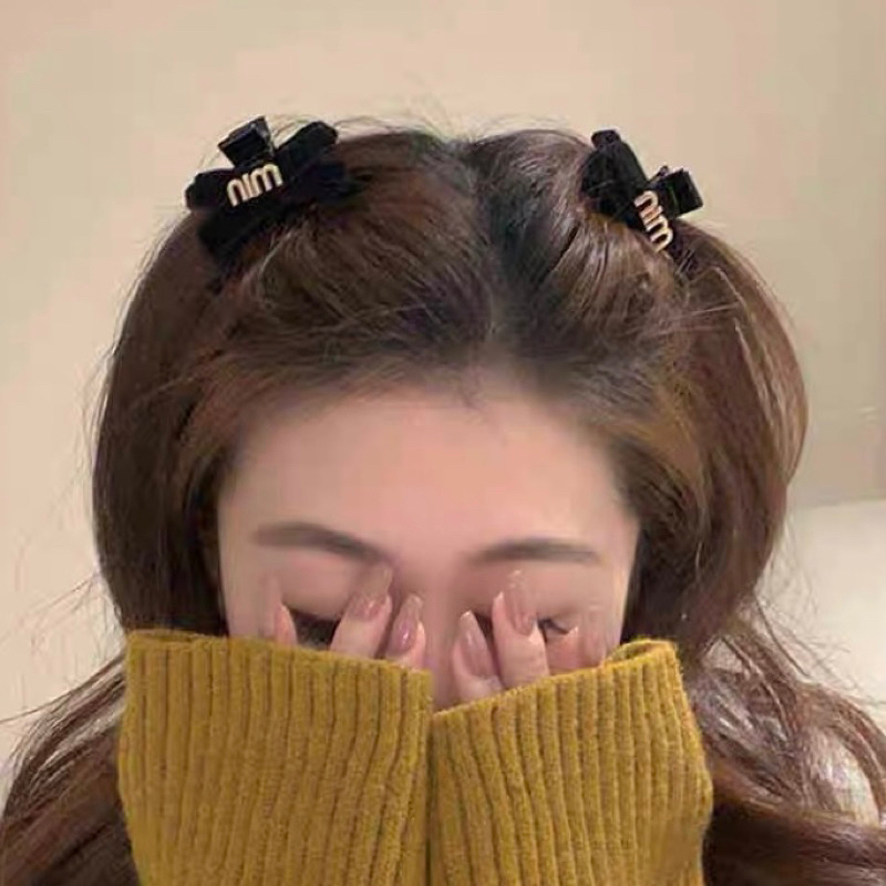 Kẹp tóc càng cua nơ nhung đính tag chữ cho nữ K35