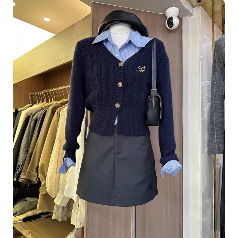 Áo cardigan thêu+sơ mi kẻ xanh thêu+chân váy xám thêu