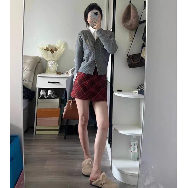 Áo cardigan thêu+sơ mi trắng thêu+Chân váy caro đỏ