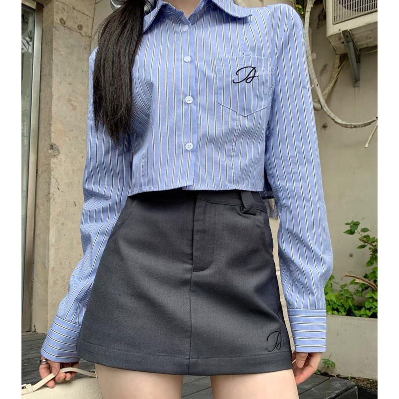 Áo cardigan thêu+sơ mi kẻ xanh thêu+chân váy xám thêu