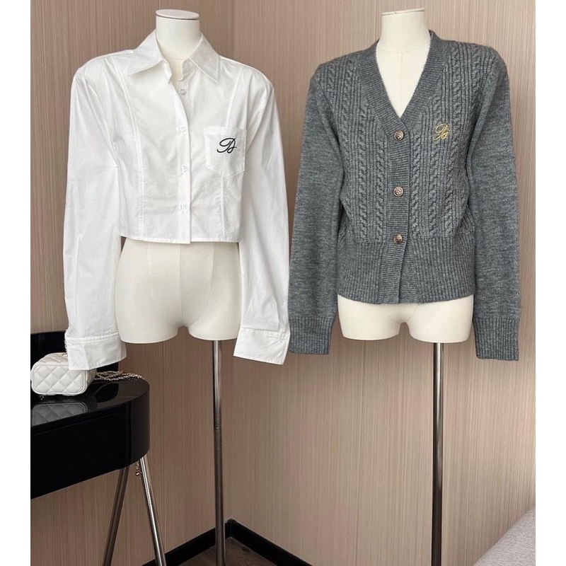 Áo cardigan thêu+sơ mi kẻ xanh thêu+chân váy xám thêu