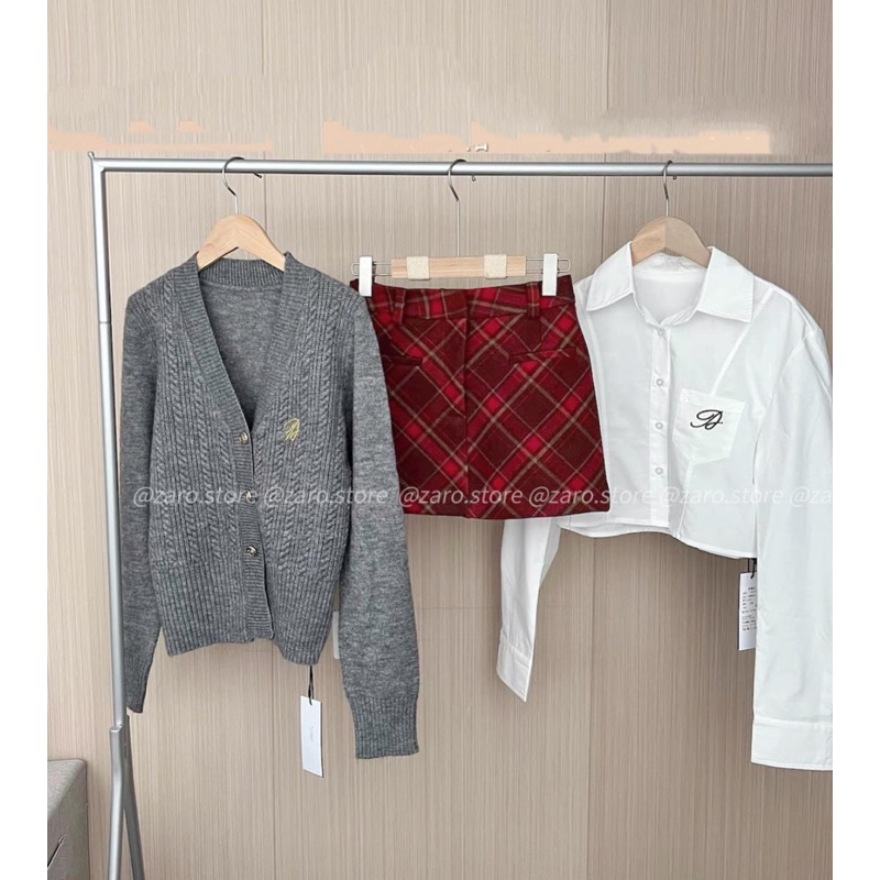 Áo cardigan thêu+sơ mi kẻ xanh thêu+chân váy xám thêu