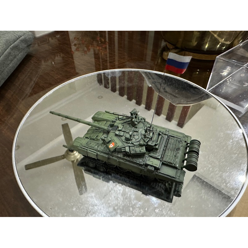 Mô hình xe tăng T-90A diecast tỷ lệ 1:72 “Gvardia”/“Cận vệ” của Sư đoàn Cận vệ số 2 Tamanskaya, Nga.