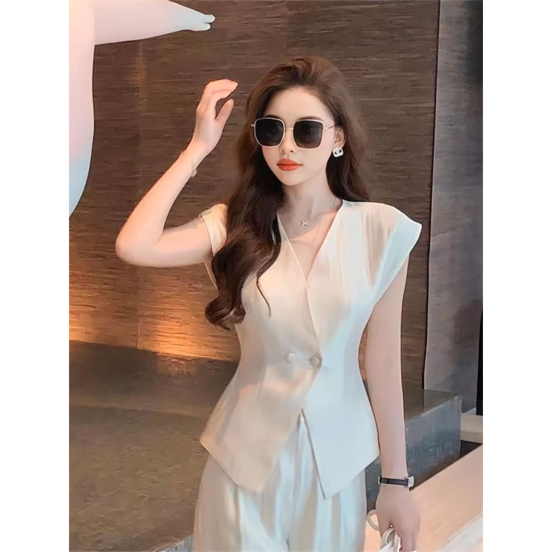 Set hai chi tiết thiết kế trắng áo sát nách kèm quần ống rộng