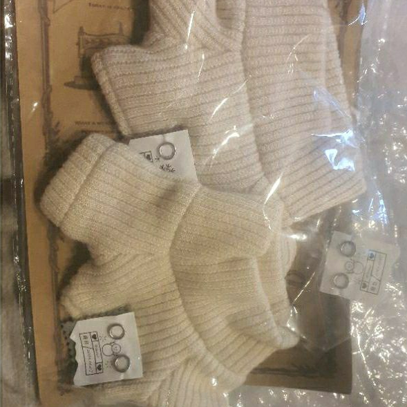 2 Áo len cho doll bông 20cm