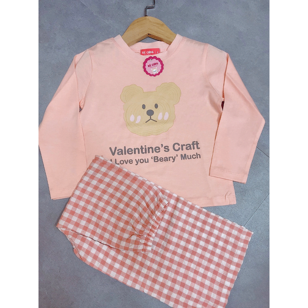 Set Áo Thun Cotton Tay Dài Hình Gấu Nâu + Quần Đũi Caro Hồng Dài Dành Cho Bé Gái