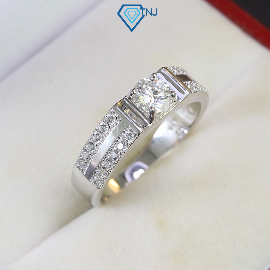 Nhẫn nam kim cương Moissanite 5.5ly bản nhỏ xi bạch kim, kiểm định GRA khắc tên tinh tế NNAM0070 - Trang Sức TNJ