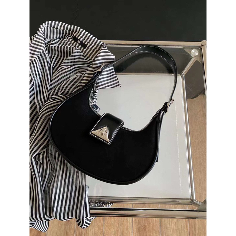 Túi da lộn khuy tam giác