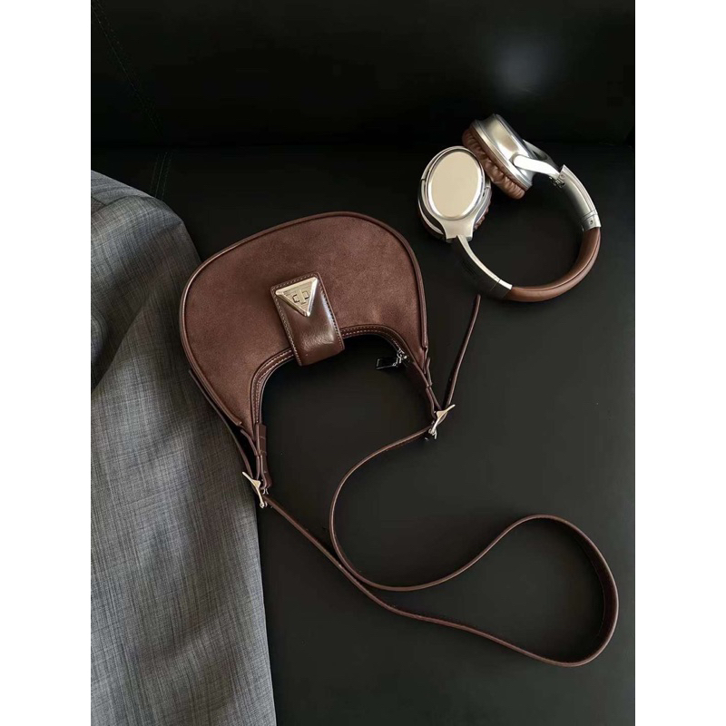 Túi da lộn khuy tam giác