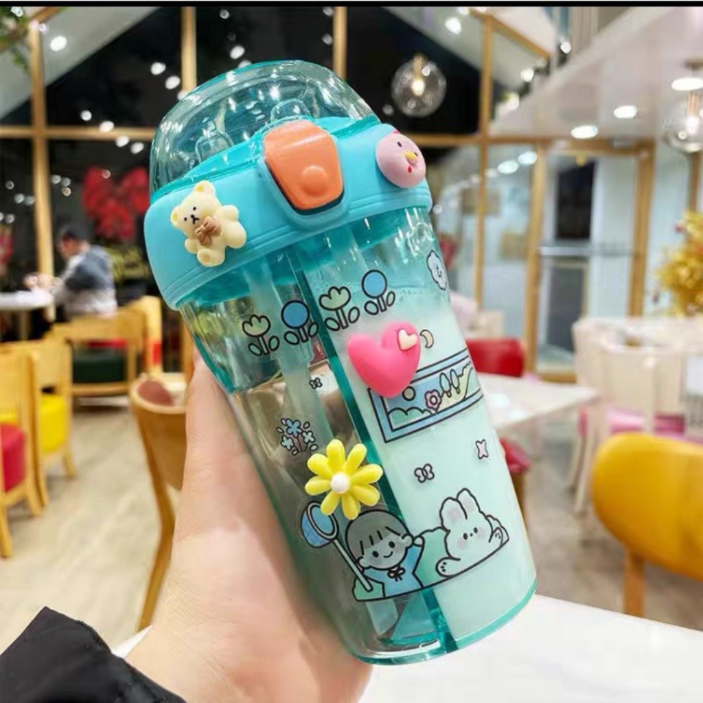 Bình nước 2 ngăn dễ thương cho bé yêu tặng kèm sticker 2d, 3d và co rửa ống hút.Có dây đeo đồng màu đẹp mắt.