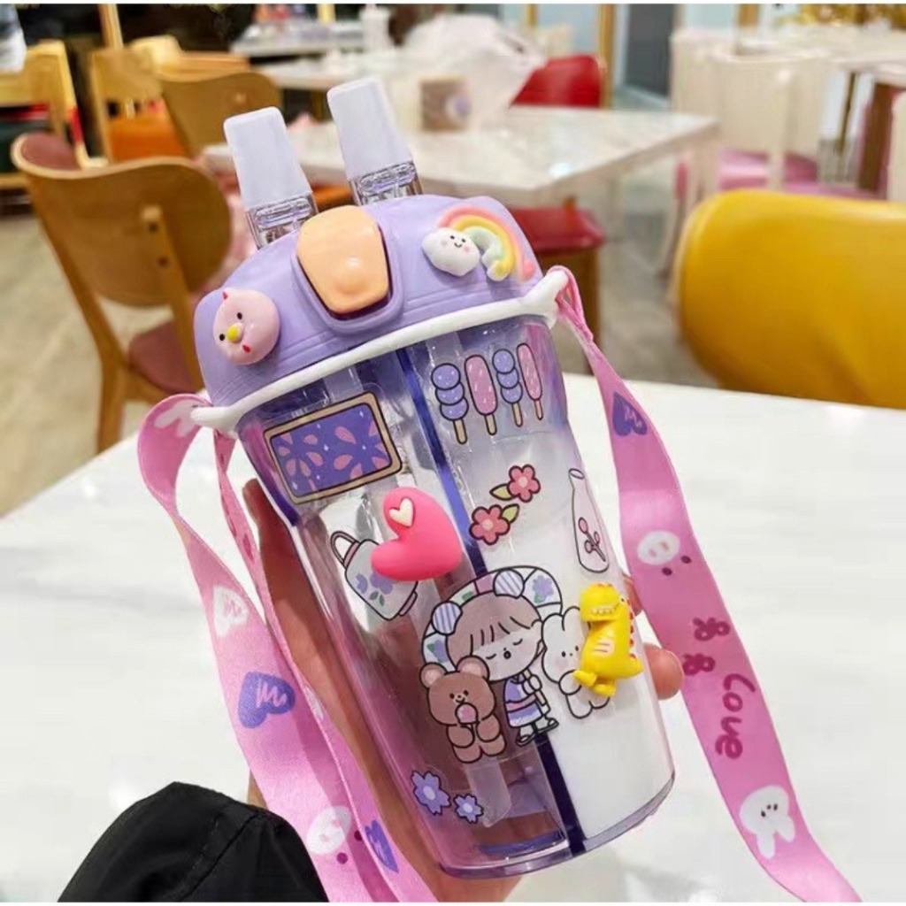 Bình nước 2 ngăn dễ thương cho bé yêu tặng kèm sticker 2d, 3d và co rửa ống hút.Có dây đeo đồng màu đẹp mắt.