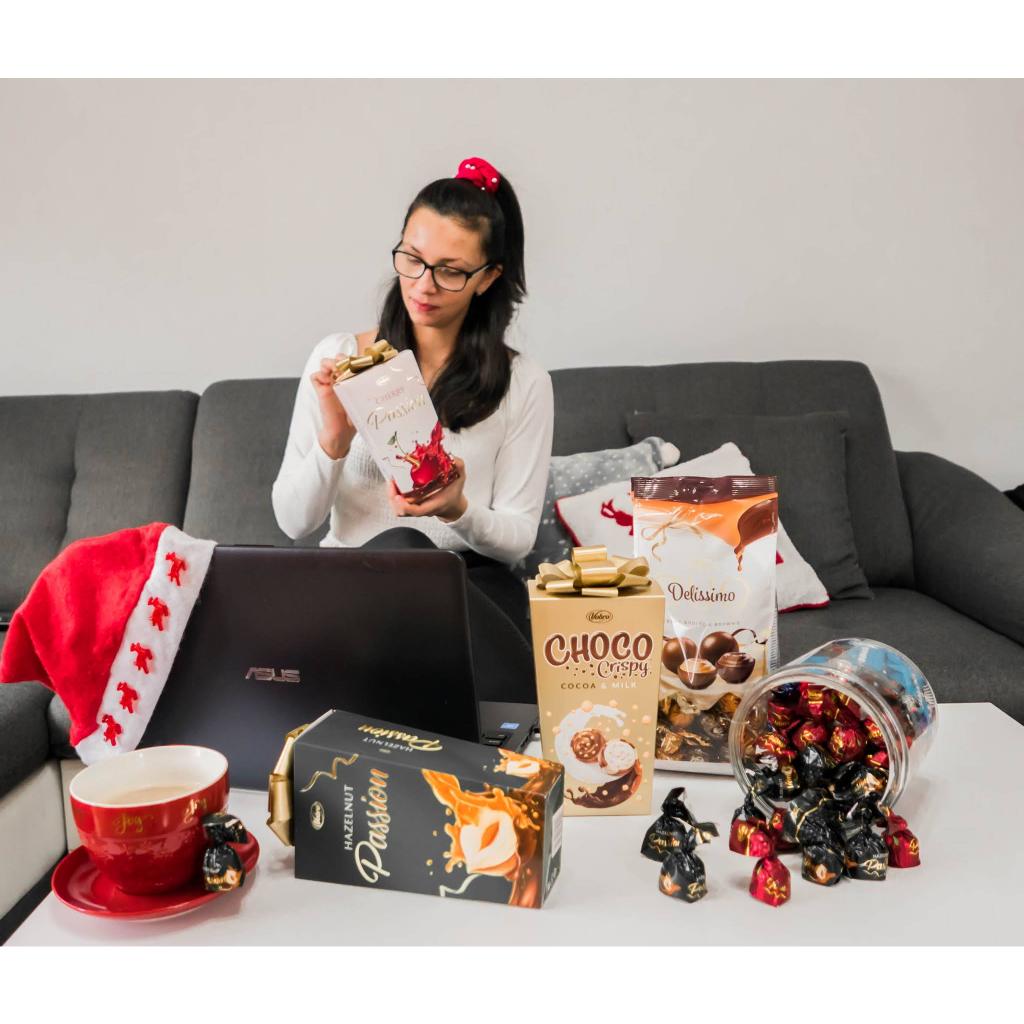 Kẹo Socola Nhân Cherry Hạt Dẻ Vobro Balan 210g Hộp Quà Có Thắt Nơ Quà Tết Sang Trọng