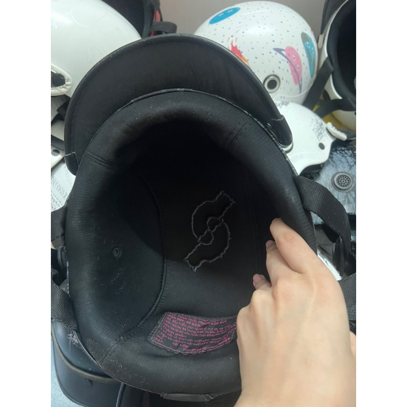 Nón sơn chính hãng đã qua sử dụng hoạ tiết đen sọc- ảnh shop chụp thật