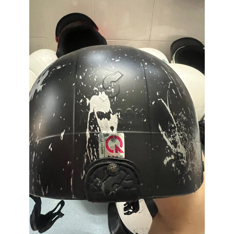 Nón sơn chính hãng đã qua sử dụng hoạ tiết đen sọc- ảnh shop chụp thật