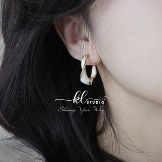  Khuyên Tai Trắng Dáng Xoắn Hở Ánh Xà Cừ Năng Động Trẻ Trung - E33