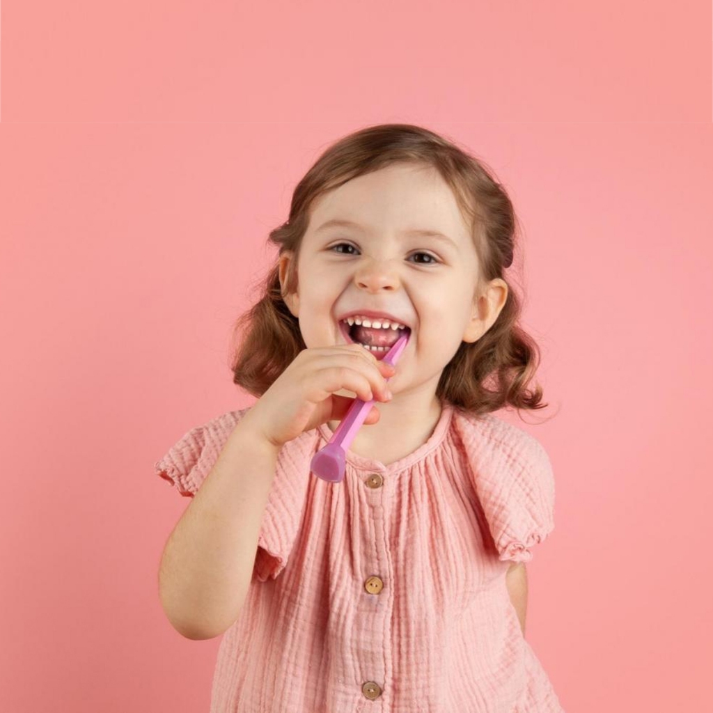 Bàn chải răng trẻ em siêu mềm Curaprox Baby 0-4 tuổi - Thụy Sĩ