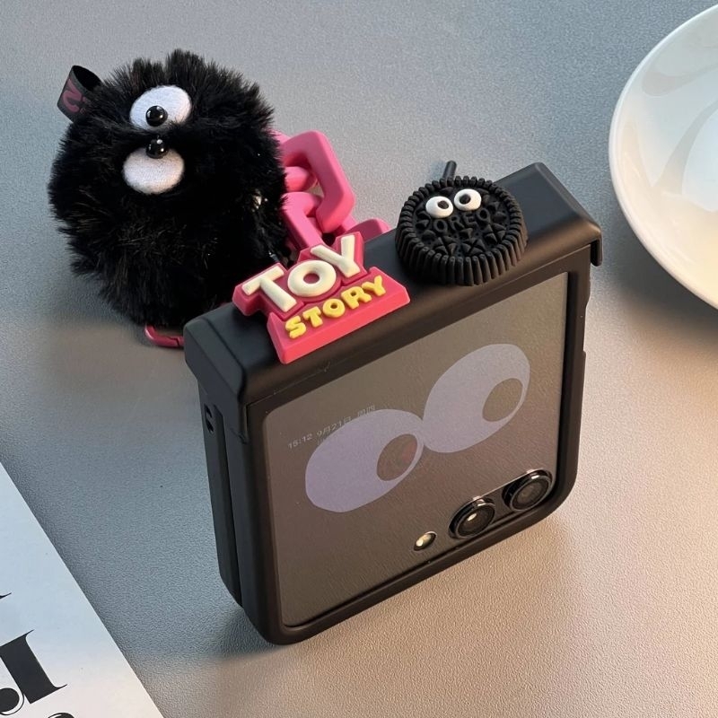 Ốp Z Flip5 - Z Flip4 - Z Flip3 - Flip5 5G đen matte charm bánh và dây pompom dễ thương kèm thanh bảo vệ bản lề