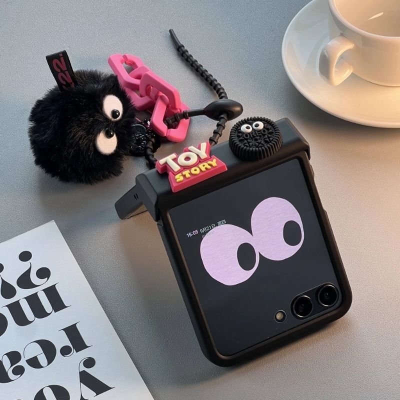Ốp Z Flip5 - Z Flip4 - Z Flip3 - Flip5 5G đen matte charm bánh và dây pompom dễ thương kèm thanh bảo vệ bản lề