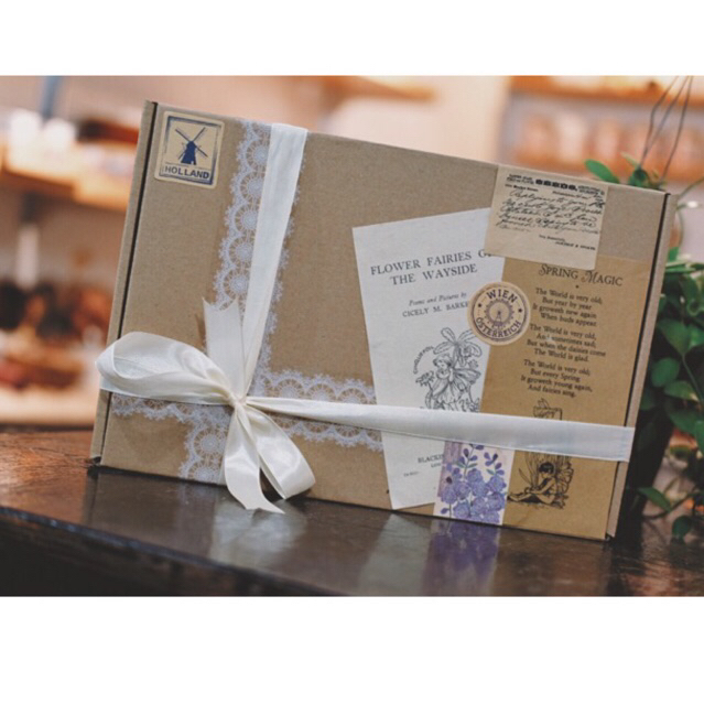 Dịch vụ gói quà bằng giấy nâu thắt dây thừng dùng tặng bạn bè để đồ dùng