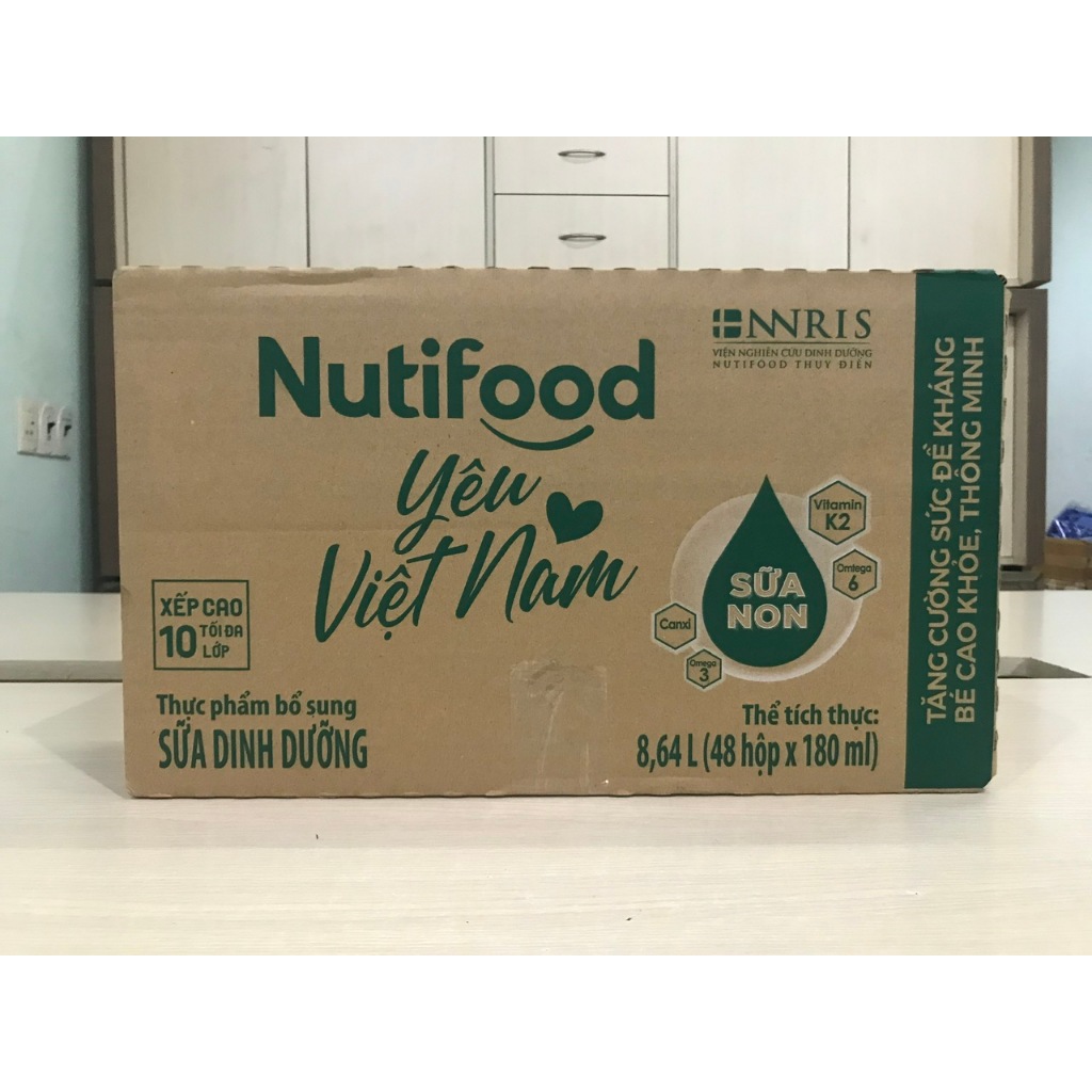 Sữa pha sẵn Nutifood (Date mới nhất T6/24), sữa non bs omega 3 và 20 khoáng chất. Thùng 48 hộp x 180ml.