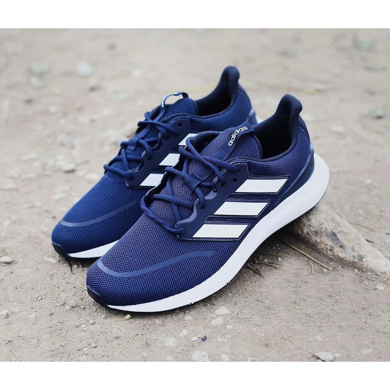 Giày Adidas full box, có mail mua hàng. Hàng có sẵn, bay size nhanh nên các ace chốt nhanh ạ