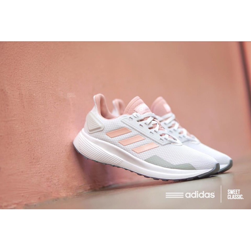 Giày Adidas full box, có mail mua hàng. Hàng có sẵn, bay size nhanh nên các ace chốt nhanh ạ