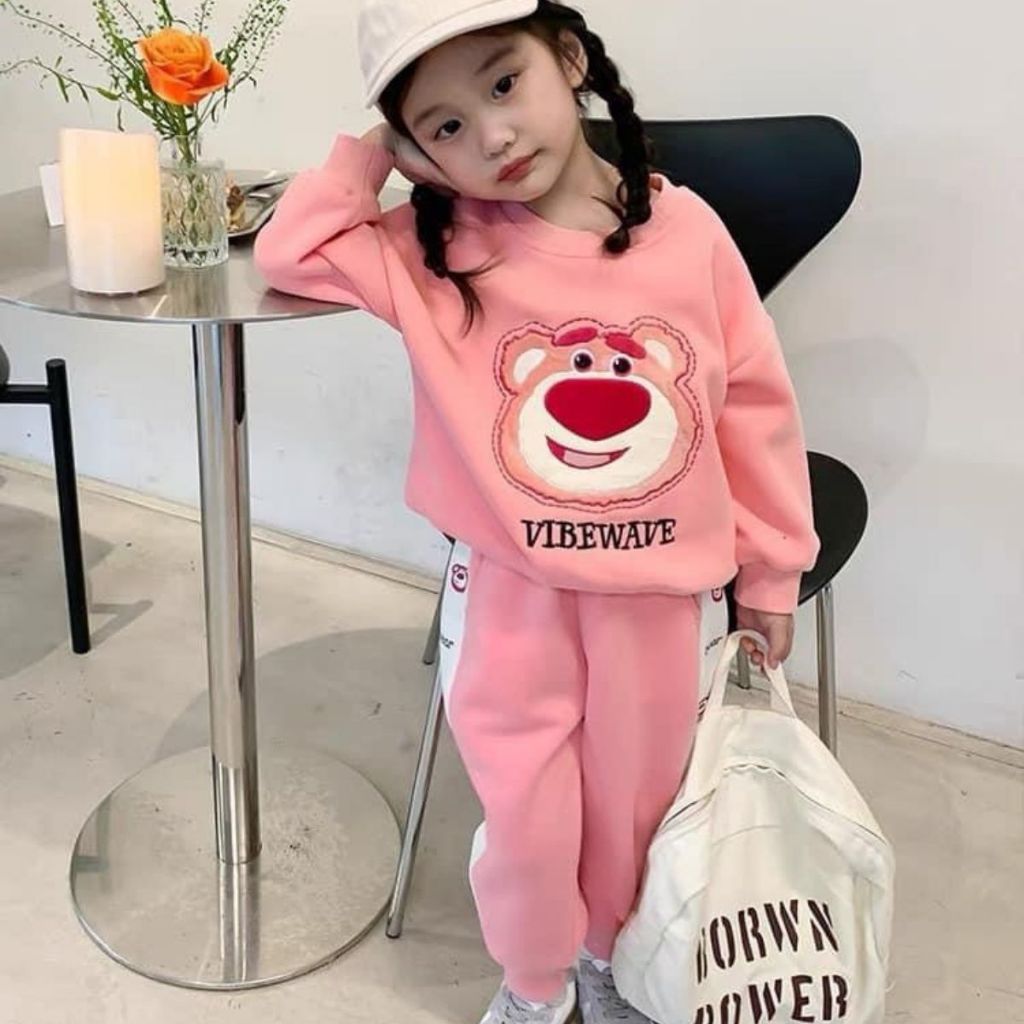 Bộ quần áo thu đông gấu dâu cho bé gái
