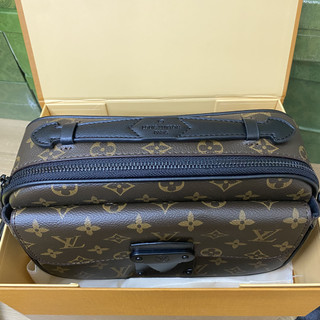 Túi nam LV - S Lock Messenger - Super Size 22