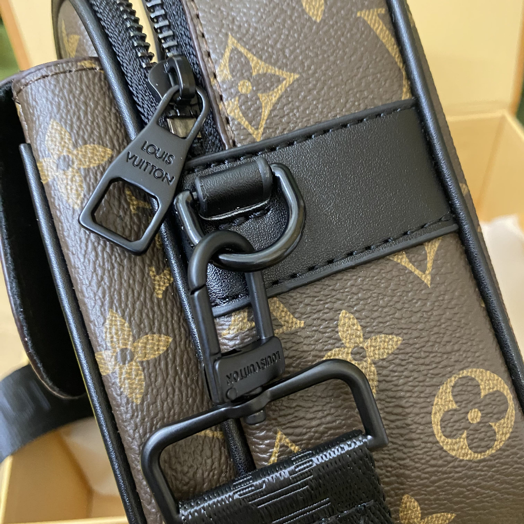 Túi nam LV - S Lock Messenger - Super Size 22