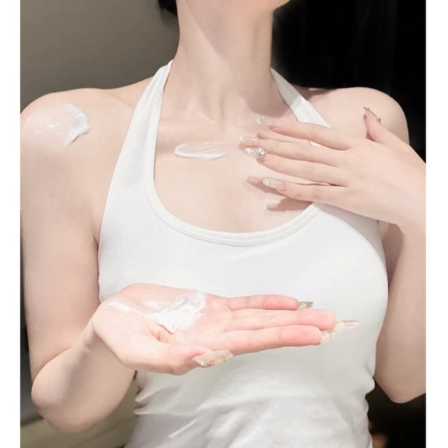 Dưỡng thể trắng da Boots Body Serum cấp ẩm, làm mềm mịn da