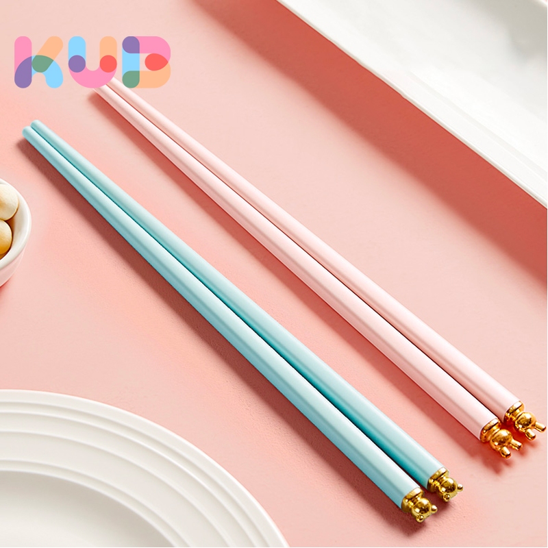 Đũa tập ăn cho trẻ em KUB 99% kháng khuẩn dành cho trẻ em từ 4 đến 12 tuổi dài 18cm làm bằng chất liệu PET