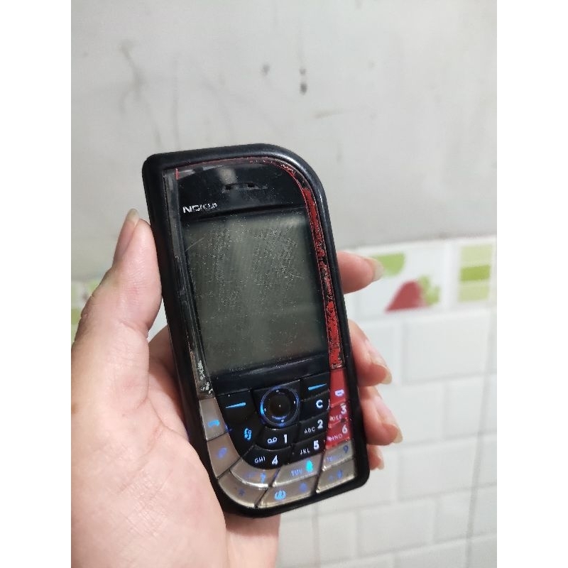 Xác điện thoại cũ Nokia 7610 lên đèn phím, không lên màn, không pin