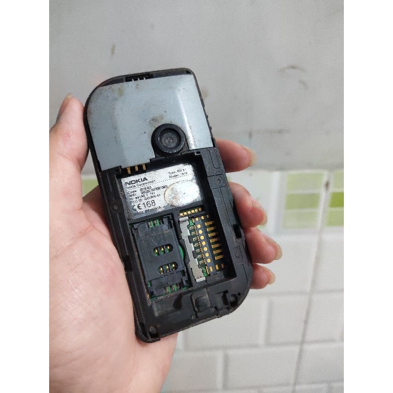 Xác điện thoại cũ Nokia 7610 lên đèn phím, không lên màn, không pin