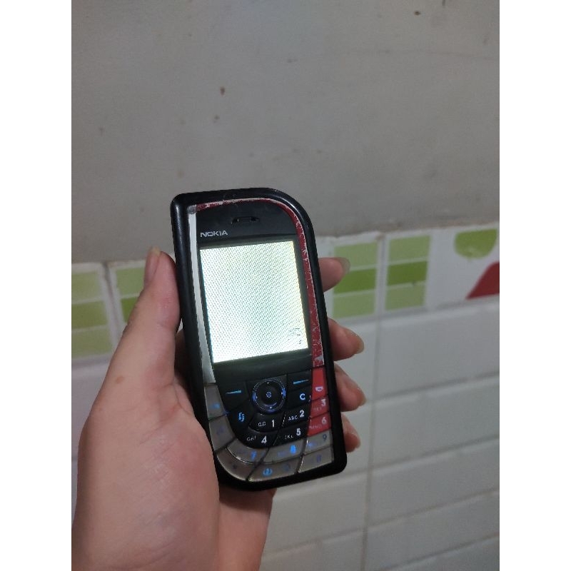 Xác điện thoại cũ cổ Nokia 7610 lên màn trắng, bấm phím nghe kêu, lấy linh kiện