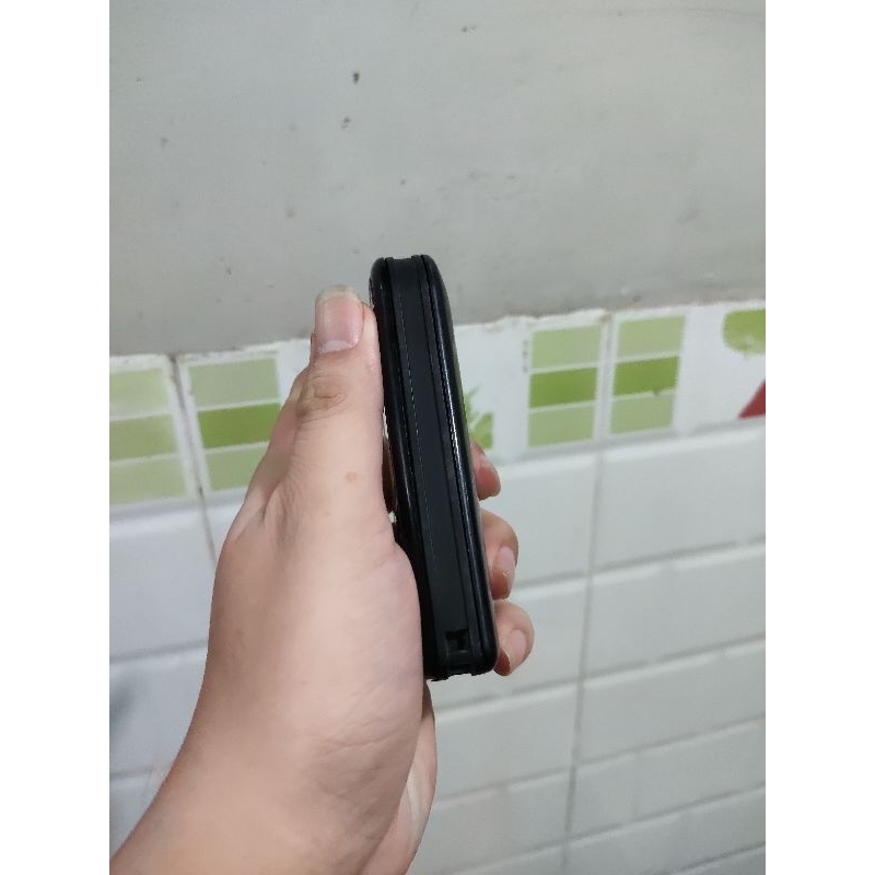 Xác điện thoại cũ cổ Nokia 7610 lên màn trắng, bấm phím nghe kêu, lấy linh kiện