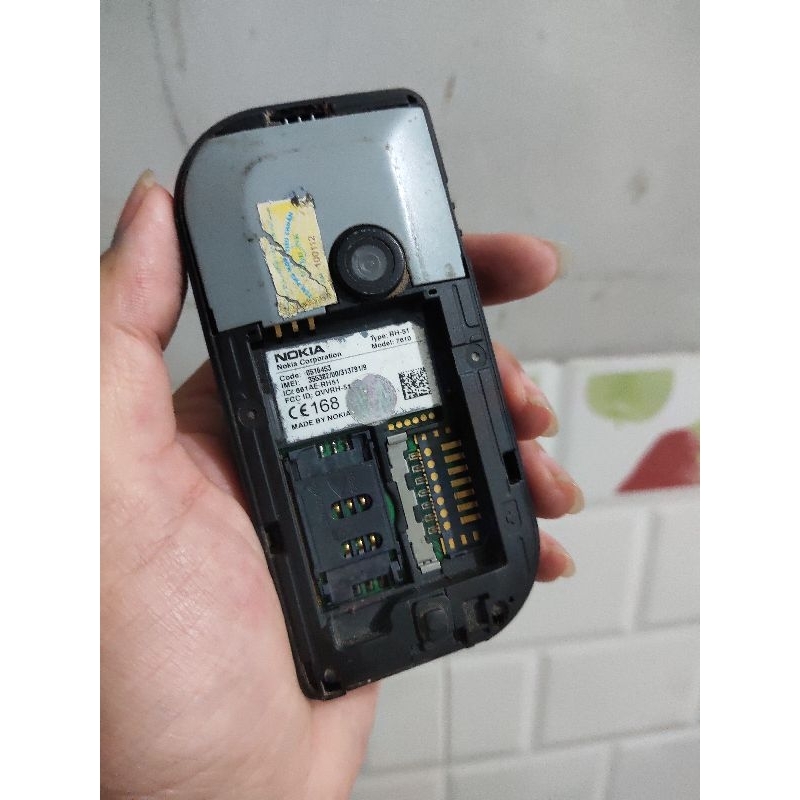 Xác điện thoại cũ cổ Nokia 7610 lên màn trắng, bấm phím nghe kêu, lấy linh kiện