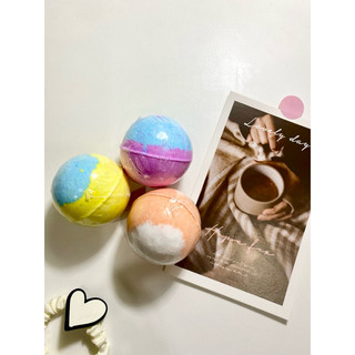 Bath bomb / Viên sủi bồn tắm thư giãn mùi ngẫu nhiên.