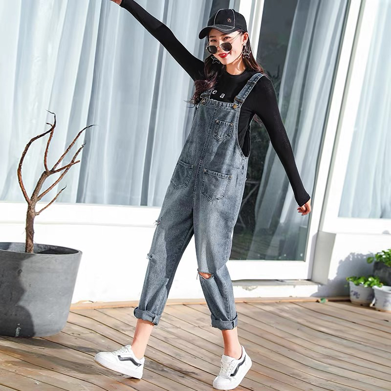 Set quần yếm bò xước, áo thun trắng phong cách trẻ trung