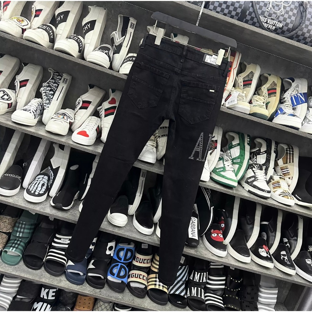 Quần jean nam chất denim cao cấp màu đen rách vá da kèm thêu logo dáng skinny chuẩn form YUKI OUTFIT 2354
