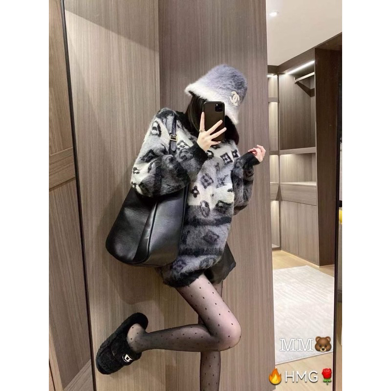 Áo khoác len lông nữ màu xám lờ vê hoạ tiết hàng Qc