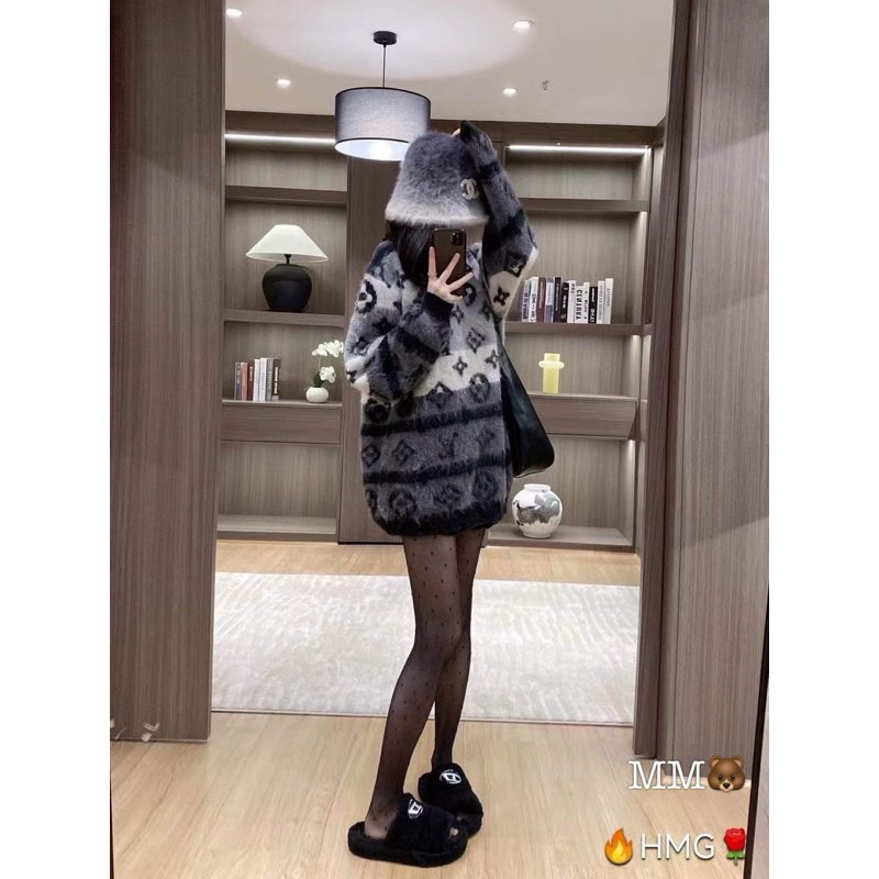 Áo khoác len lông nữ màu xám lờ vê hoạ tiết hàng Qc