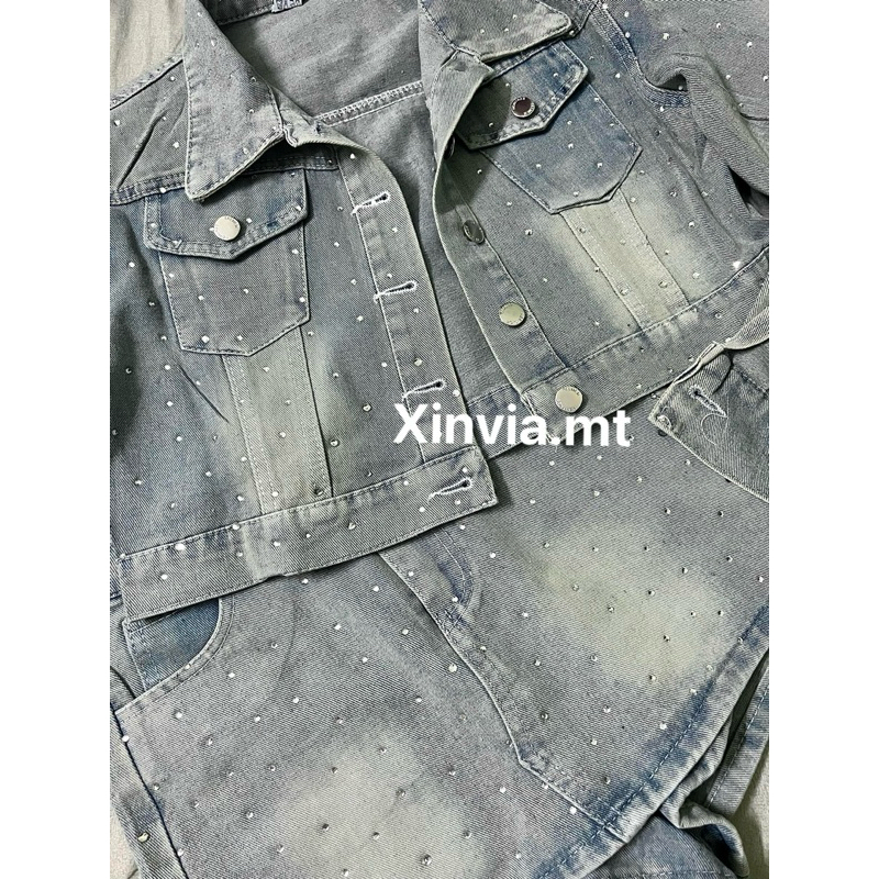 Áo khoác denim + váy găn kim cương