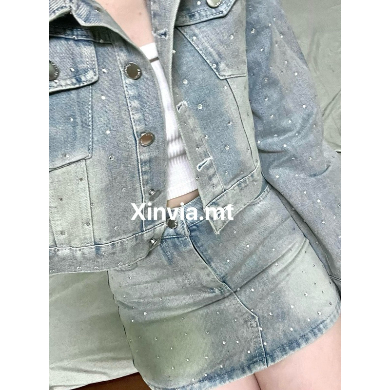 Áo khoác denim + váy găn kim cương