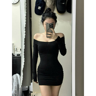 Đầm ôm body trễ vai