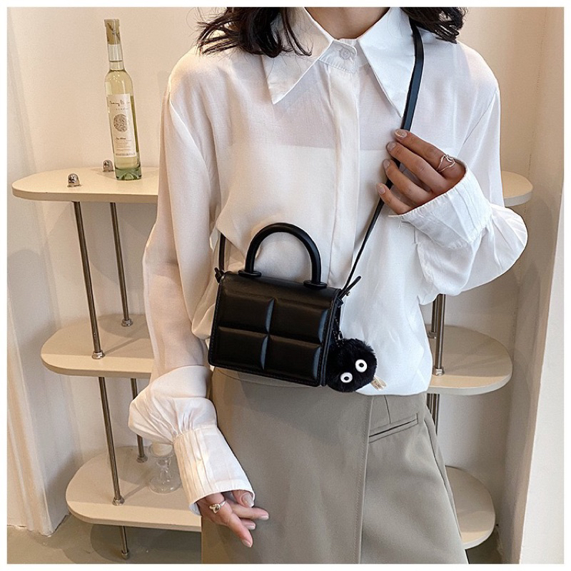 Túi Xách Mini Dáng Vuông Kèm Móc Cục Bông Dễ Thương