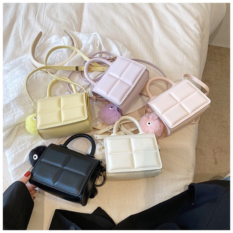 Túi Xách Mini Dáng Vuông Kèm Móc Cục Bông Dễ Thương