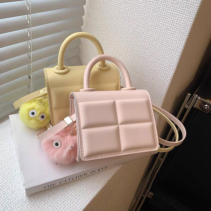 Túi Xách Mini Dáng Vuông Kèm Móc Cục Bông Dễ Thương