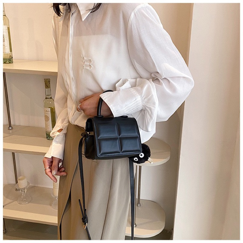 Túi Xách Mini Dáng Vuông Kèm Móc Cục Bông Dễ Thương