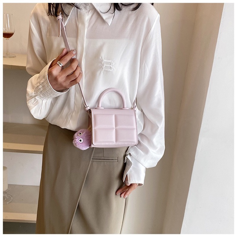 Túi Xách Mini Dáng Vuông Kèm Móc Cục Bông Dễ Thương