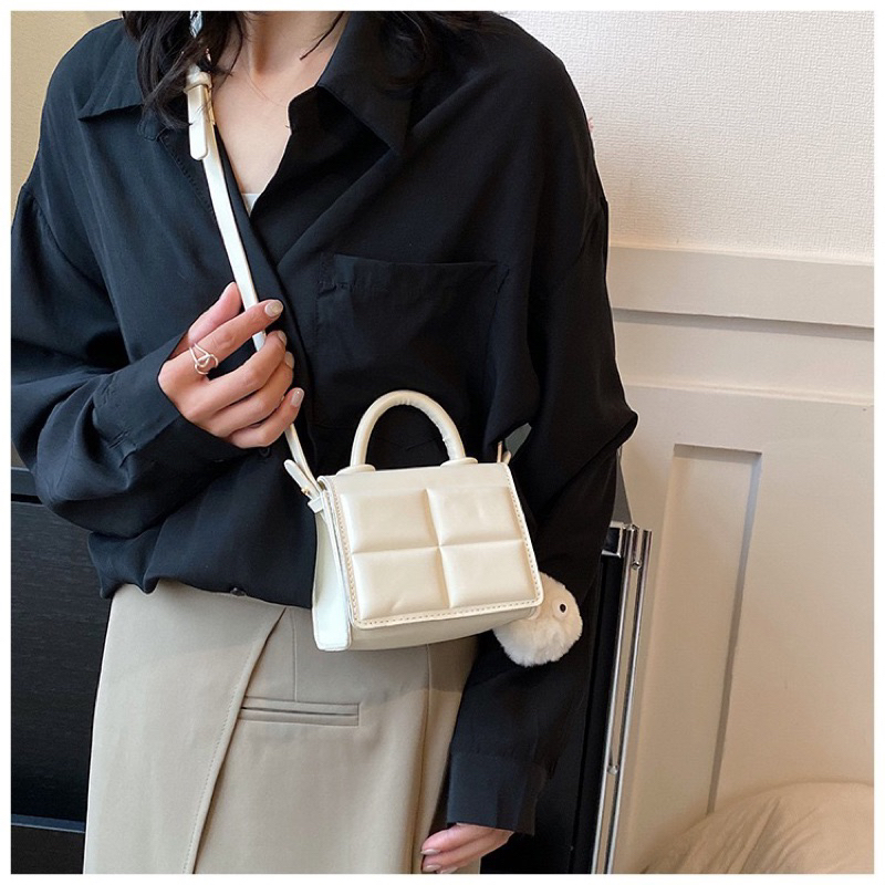 Túi Xách Mini Dáng Vuông Kèm Móc Cục Bông Dễ Thương